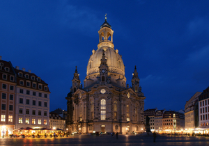»Christian Prade« (https://commons.wikimedia.org/wiki/File:Frauenkirche_Blaue_Stunde.jpg), „Frauenkirche Blaue Stunde“, https://creativecommons.org/l…